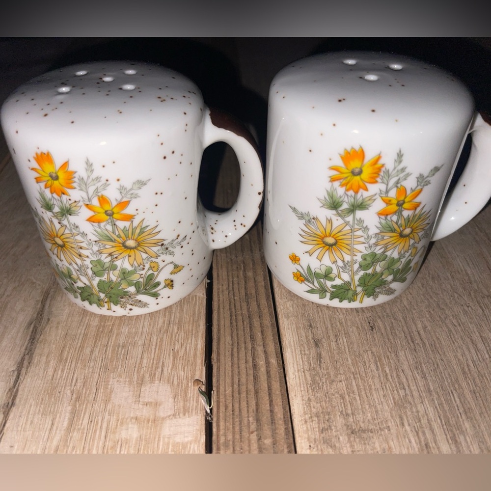 Vtg Speckled White Ceramic Salt and Pepper Shaker Set with Yellow Floral Design
